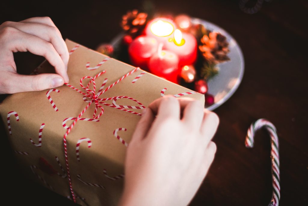 Someone wraps a gift with eco-friendly supplies. 