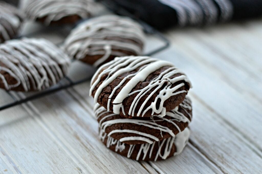 Chocolate Fudge Cookies with Drizzled White Chocolate.It's perfection.I don't know about you but, chocolate is kind of my vice. It's something that I could eat every day if I could. These cookies are great for any time of the year and even the holidays. #cookierecipes #recipes