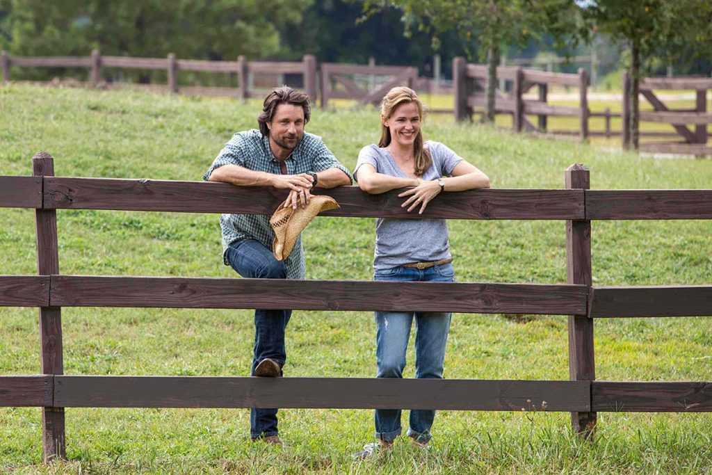 Christy (JENNIFER GARNER) and Kevin (MARTIN HENDERSON) talk in the field about their family in Columbia Pictures' MIRACLES FROM HEAVEN.