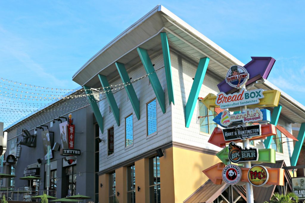 Directions on restaurants to enjoy at CityWalk. 
