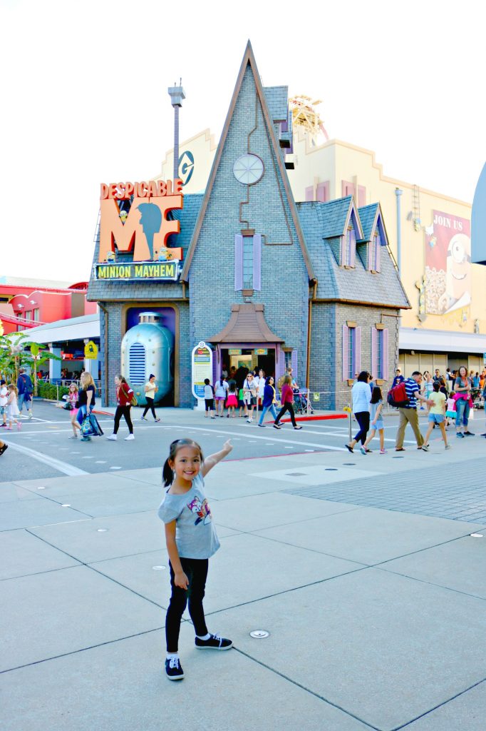 Little girl points to Gru's house from Despicable Me.