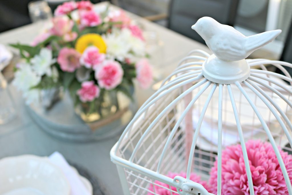 Dine Al Fresco with this Shabby Chic Farm Style Table Setting!