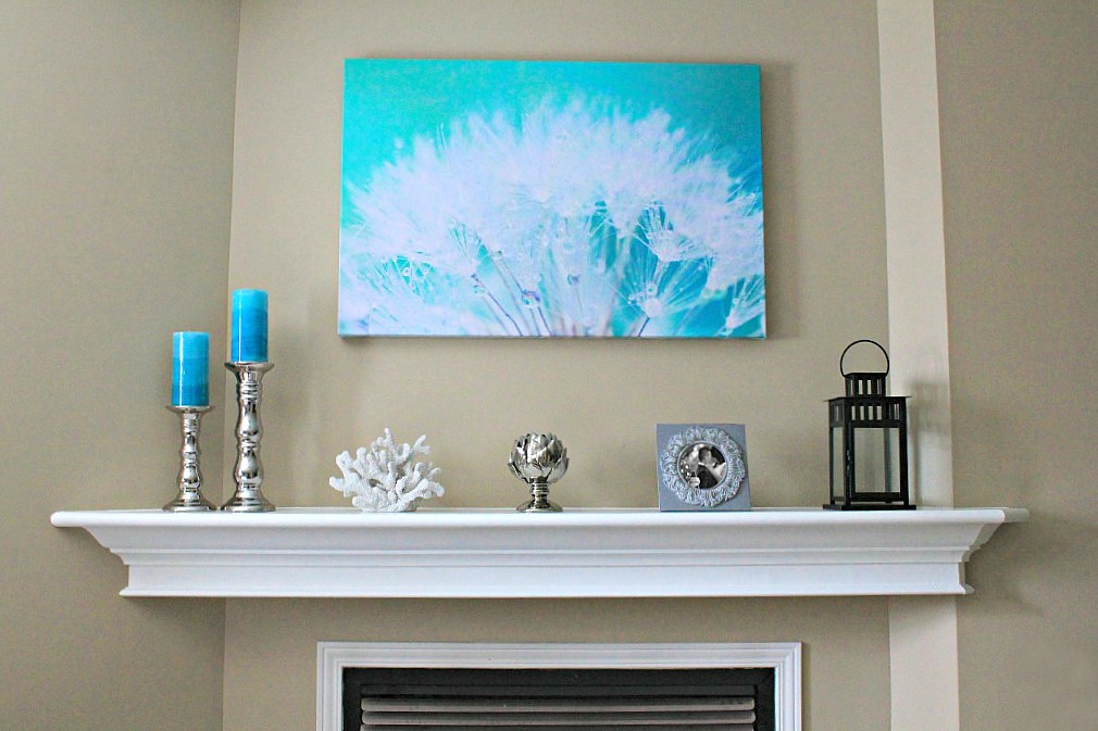 Mantle that is decorated with teal accents and very nautical decor. 