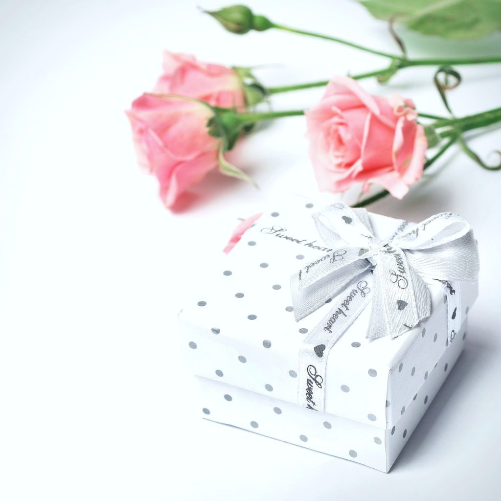 A polka dot wrapped gift sits next to three roses. A list of gifts for that special someone follows.
