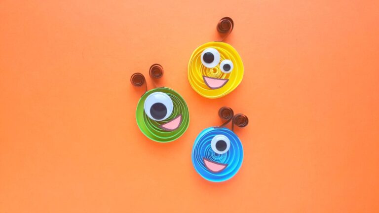 Step-by-Step Quilled Paper Monsters Craft for Kids. If your children love to craft, they will love this quilled paper monsters craft! Spooky, funny & silly! #craft #DIY #monsterscraft #kidscraft