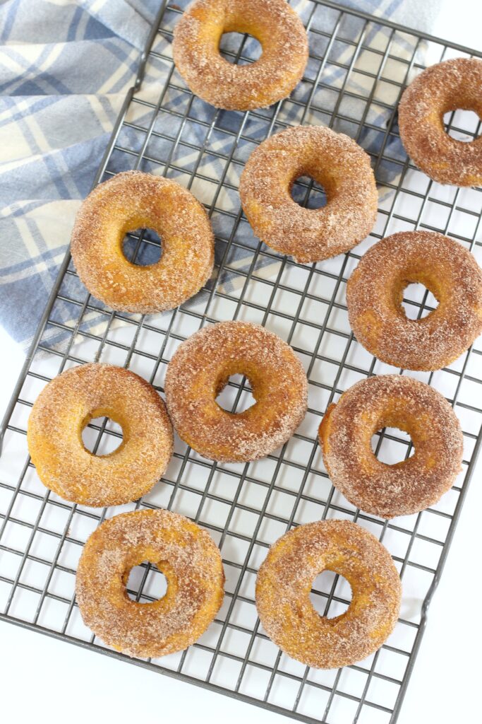 Fall is in the air and you if are anything like me, fall time is pumpkin spice everything time. Try these easy delicious baked pumpkin spice donuts! #recipes #pumpkinspice #donuts