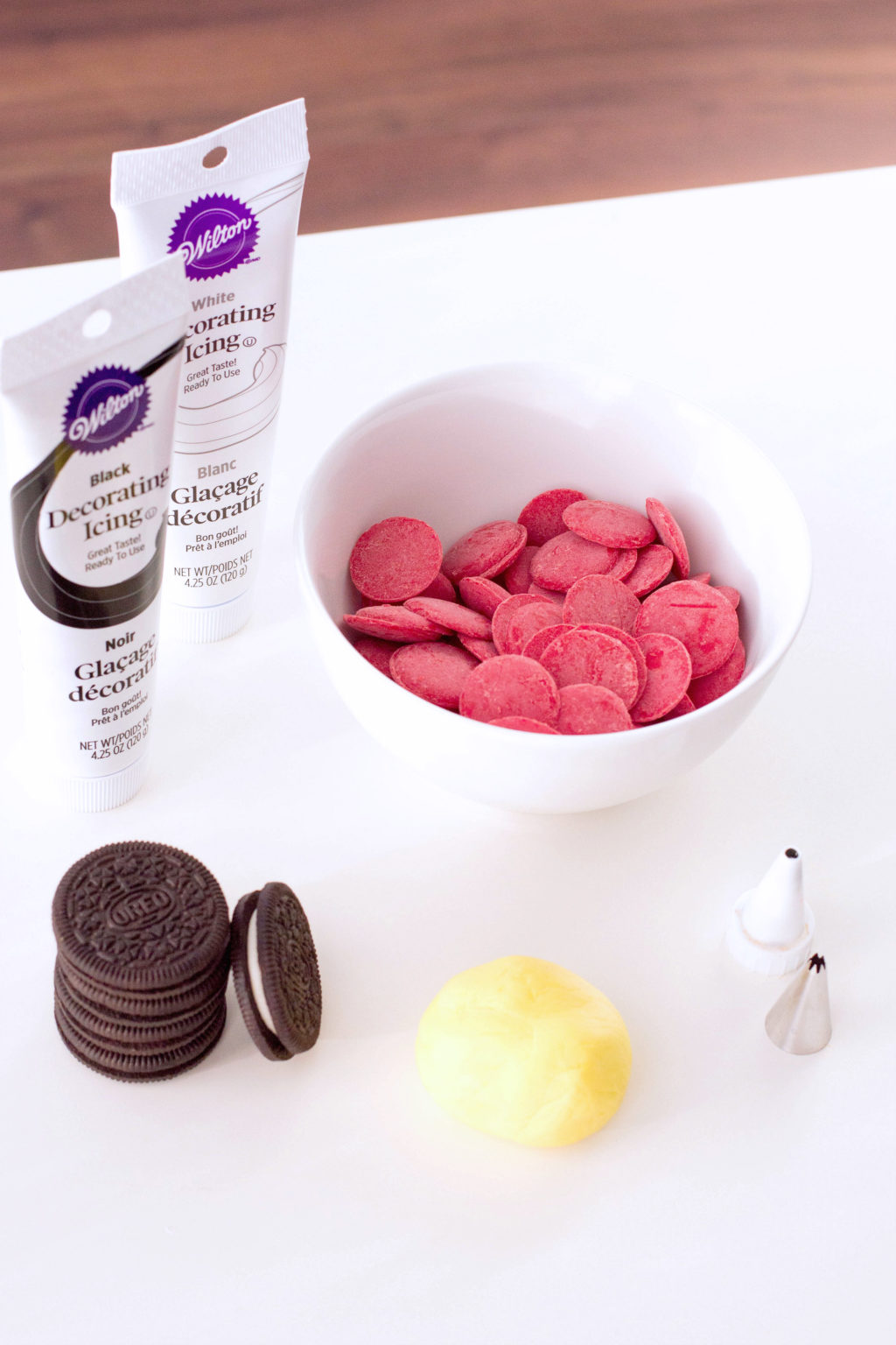 Ingredients needed to make the Santa Belt Chocolate Covered oreos.