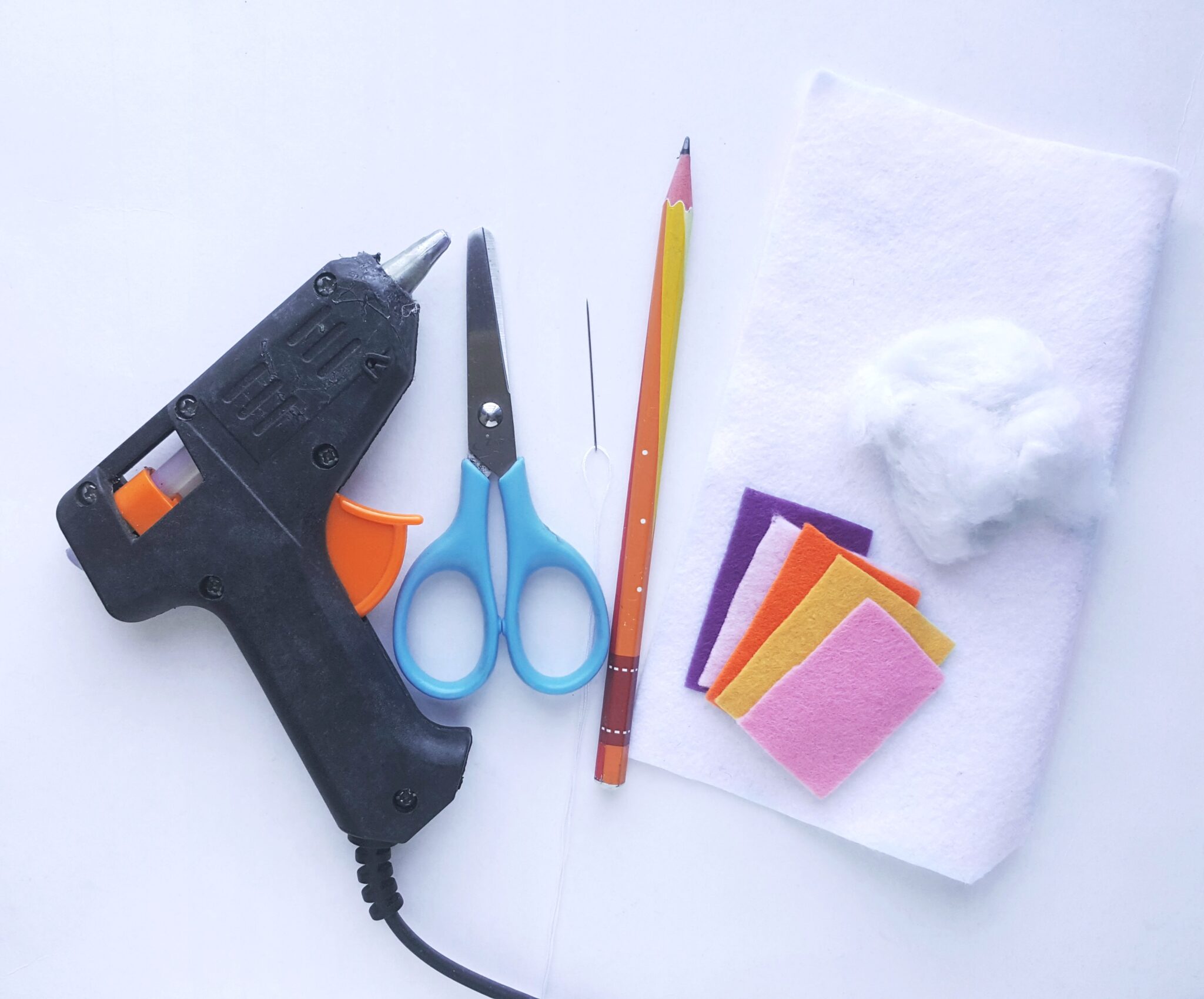 The supplies needed to make the felt unicorn ornament. 