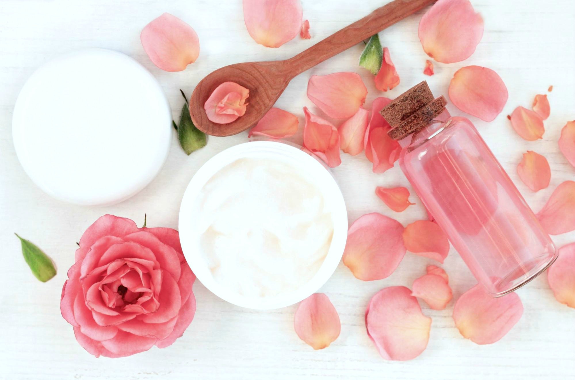 Coconut oil, rose hip, roses and rose petals. 