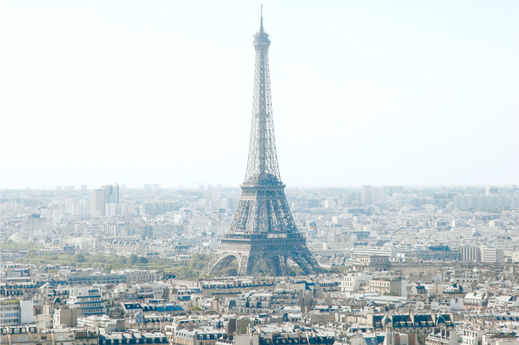 Эйфелева башня с белым небом. Paris in Blue. Фото Эйфелевой башни из Лондона. Обои на рабочий стол самолёт над Эйфелевой башней.