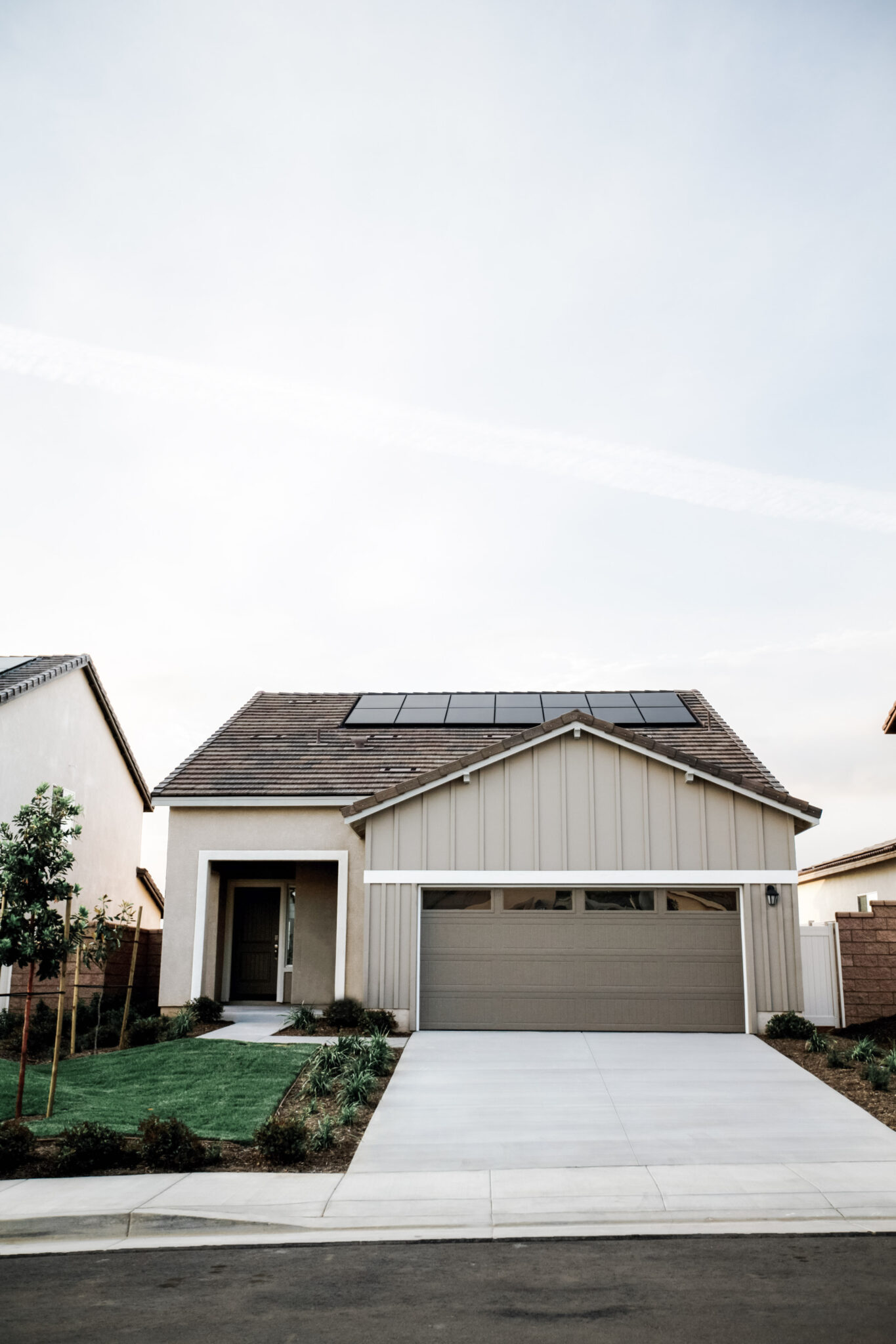 A house with solar panels on the roof is shown. This article covers how to find a reliable supplier for solar panels.
