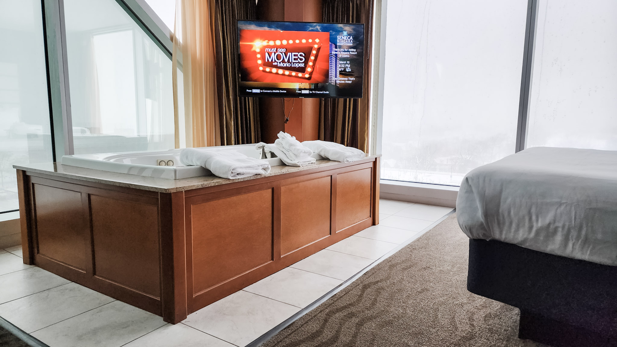 A close up of the jacuzzi and TV in a corner-suite at Niagara Seneca.