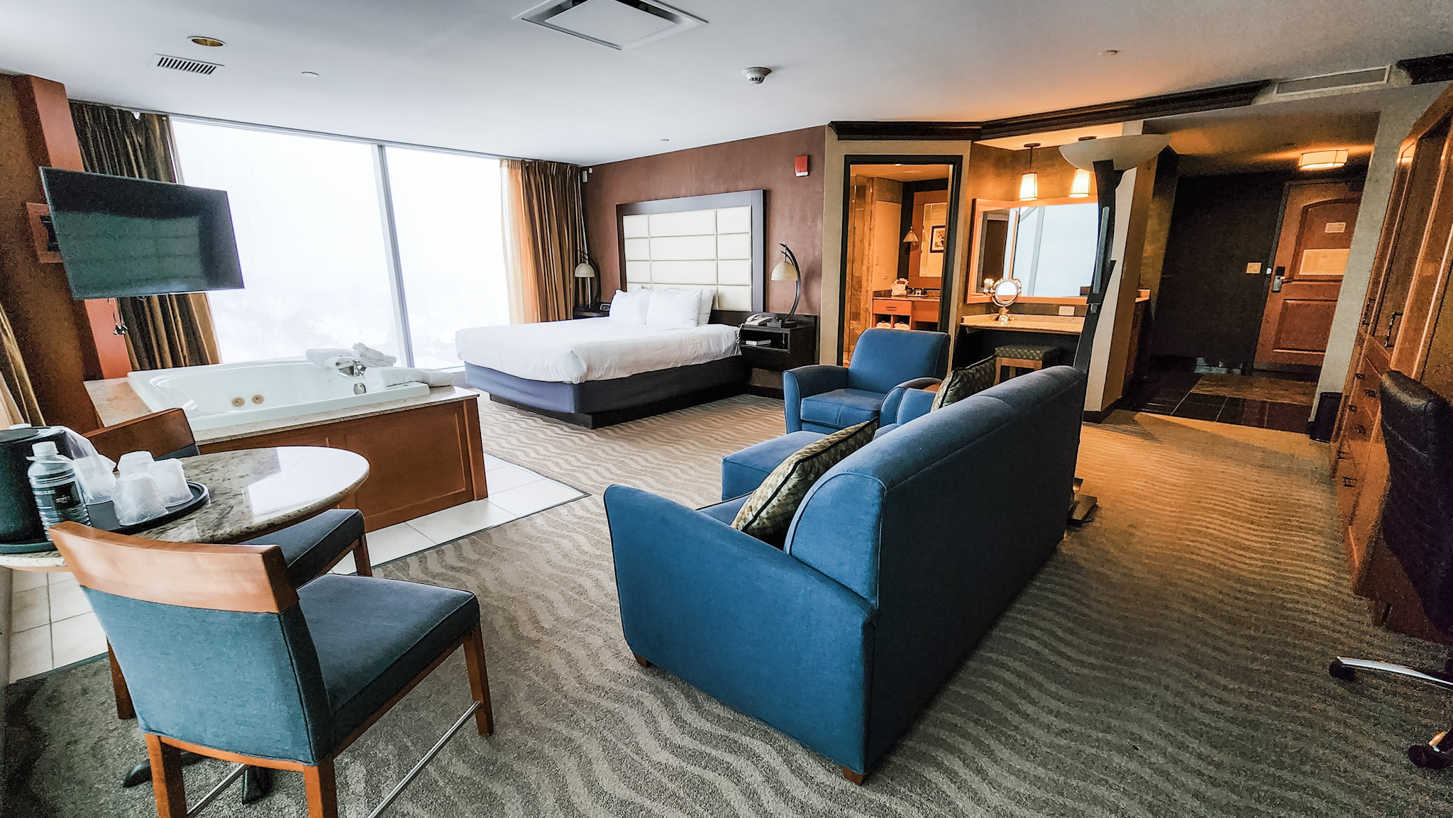 Another angle and full-view of the corner-suite at Seneca Niagara.