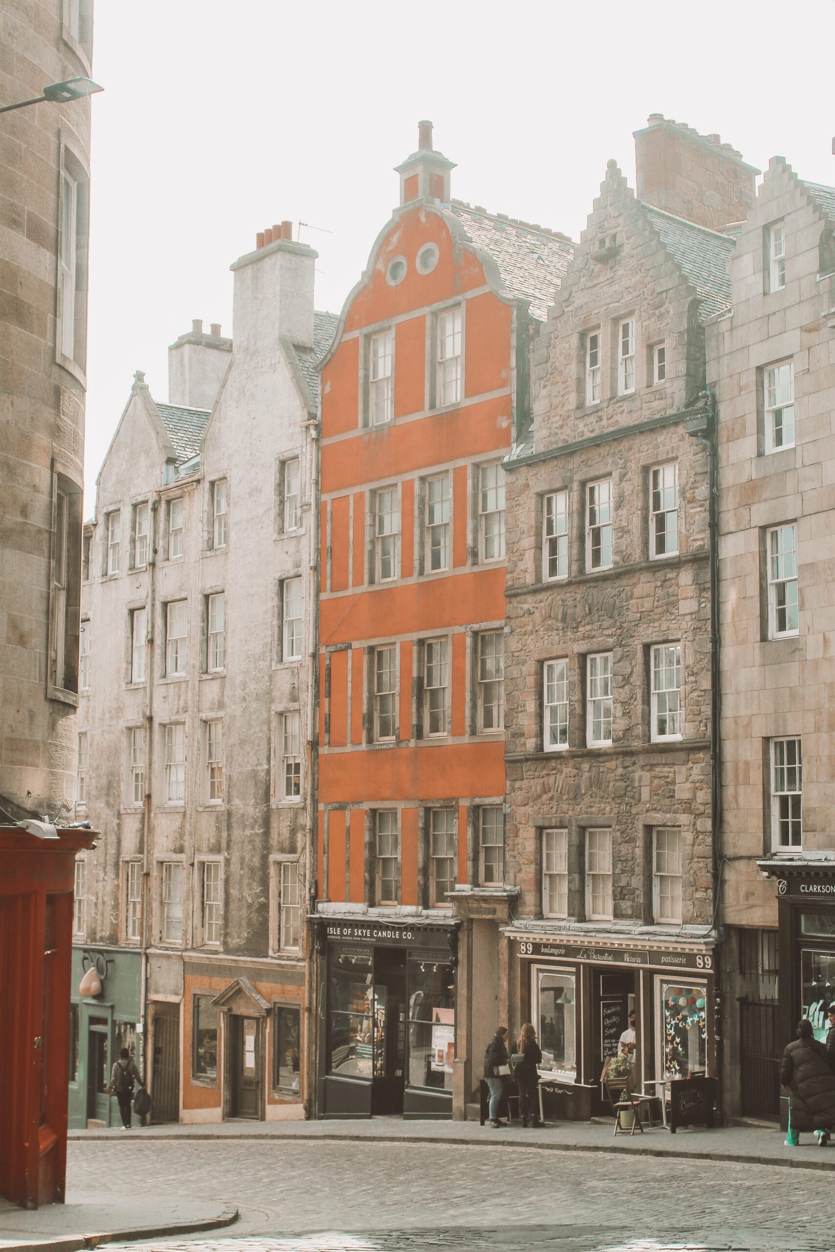 Traditional Edinburgh tenements are shown. This article covers decorating tips for Edinburgh tenements. 
