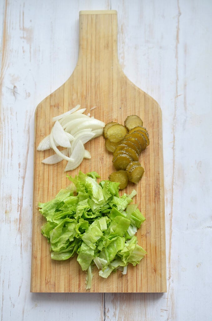 A cutting board with chopped veggies.
