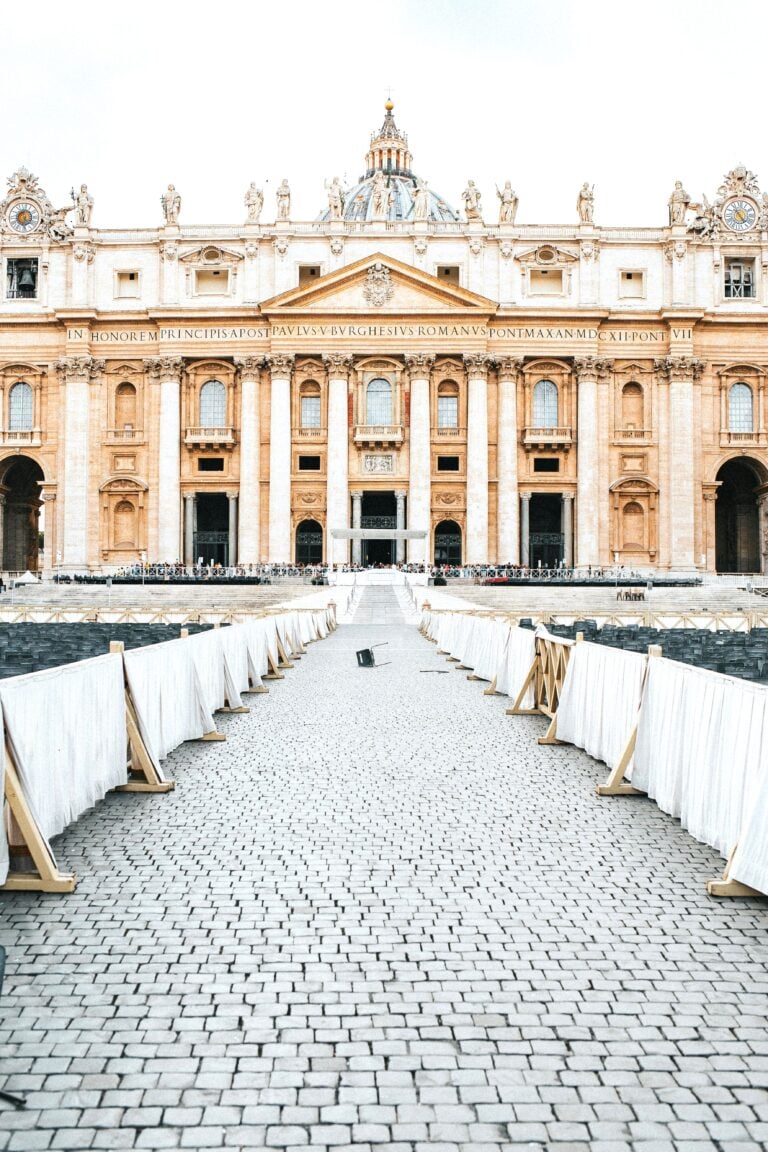 Avoid long lines and sold-out tickets; learn how to book Vatican tickets and guided tours easily and reliably.