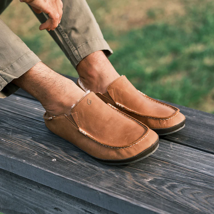 A pair of gorgeous Olukai Moloa slippers for men in 