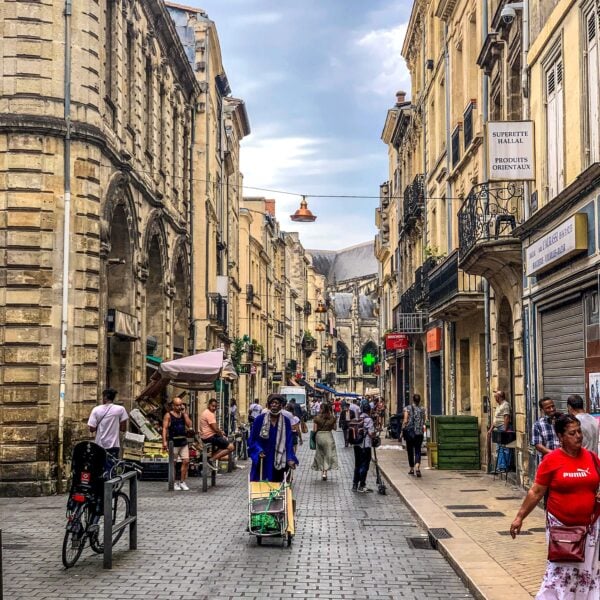 First 24 hours in Bordeaux? Make every moment count. Discover the best historic sights, stunning architecture, cozy spots, and essential stops for your perfect day.