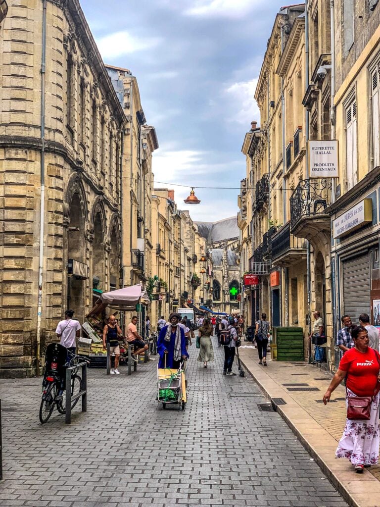 First 24 hours in Bordeaux? Make every moment count. Discover the best historic sights, stunning architecture, cozy spots, and essential stops for your perfect day.