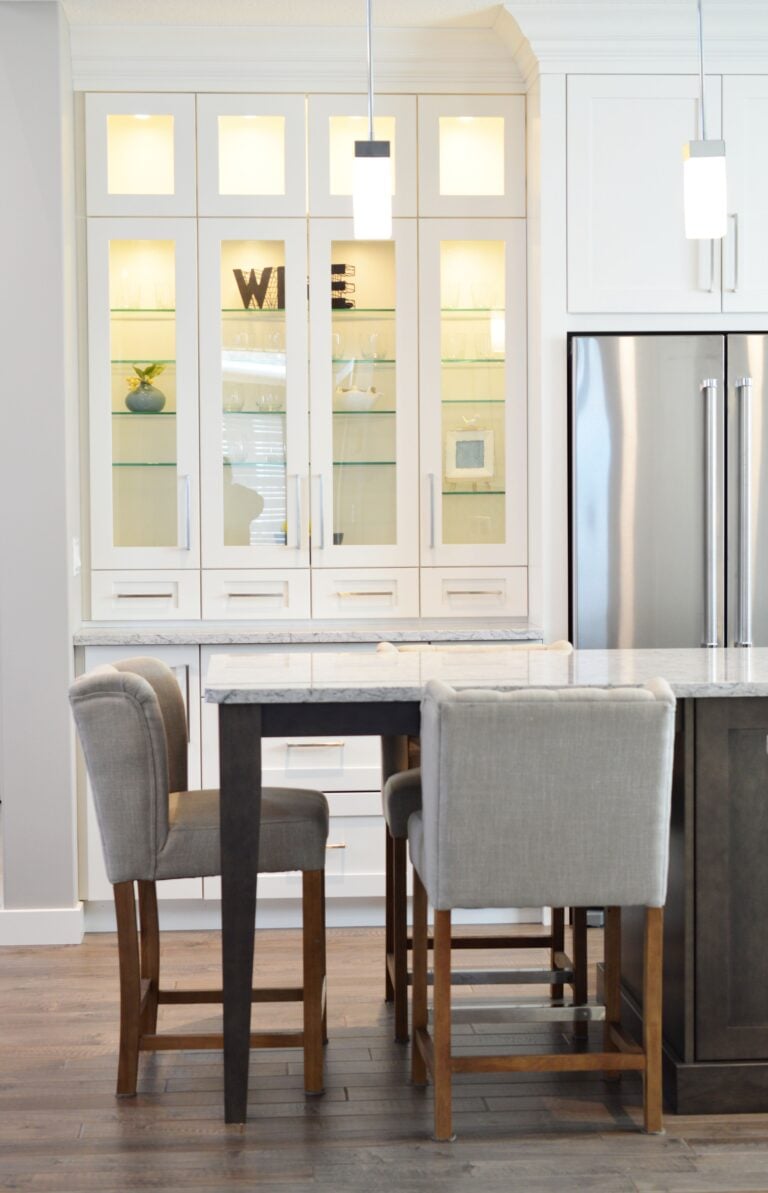 Clean and contemporary kitchen interior with white cabinets and minimalist decor. This article shares the largest bathroom and kitchen cabinet wholesalers in San Diego.